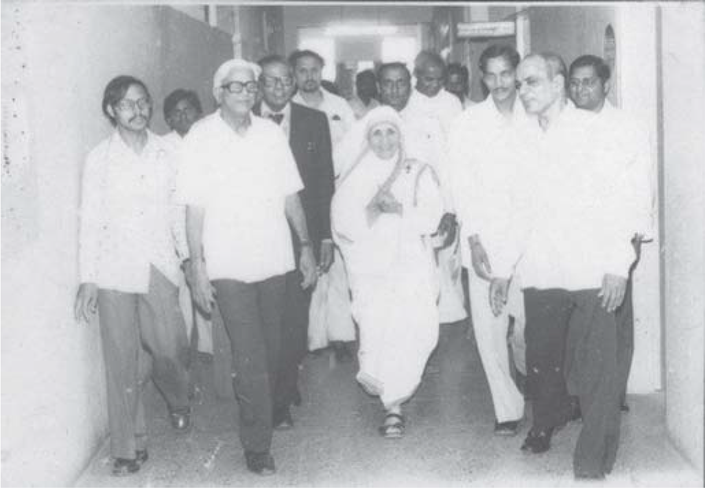 Dr Udupa briefing Mother Teresa during her visit to the Institute of Medical Sciences, Banaras Hindu University